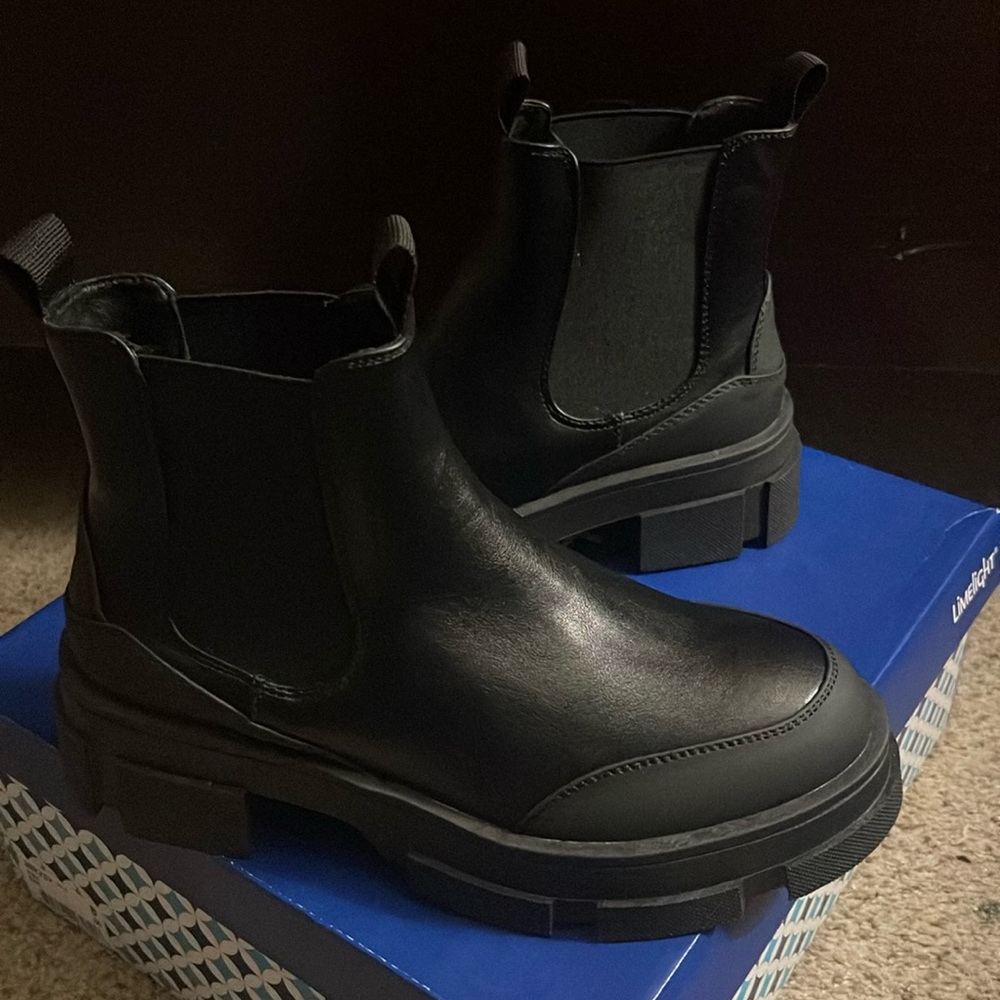 Women Size 8 Black boots (Limelight)